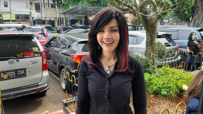 Barbie Kumalasari terlihat menyambangi Pengadilan Negeri Jakarta Selatan, Jalan Ampera Raya, Pasar Minggu, Jakarta Selatan, Senin (15/6/2020). Barbie Kumalasari tampil berbeda dari sebelumnya. 