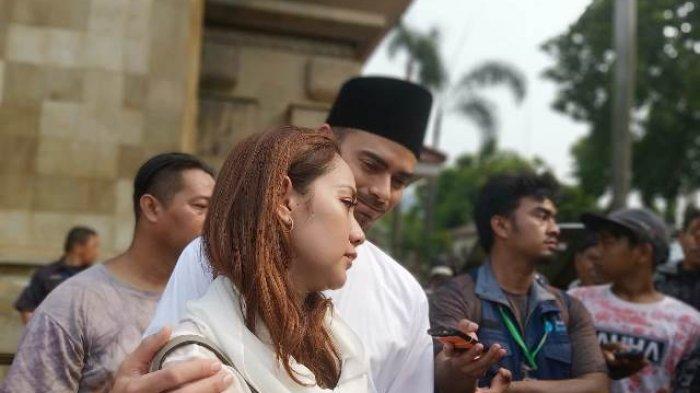 Bunga Citra Lestari datang bersama suaminya Ashraf pada prosesi pemakaman Presiden ketiga Bacharuddin Jusuf Habibie di Taman Makam Pahlawan (TMP) Kalibata, Jakarta Selatan, Kamis (12/9/2019) siang. 