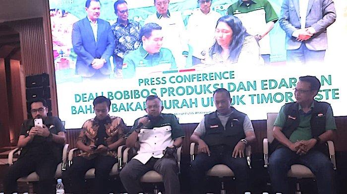BOBIBOS DIJUAL - Anggota DPR asal Bogor sekaligus Pembina Bobibos, Mulyadi, saat memberi keterangan pers soal kerjasama dengan Timor Leste di Jonggol, Kabupaten Bogor, Jawa Barat, Jumat (26/12/2025). (Foto: M Rifqi Ibnumasy)