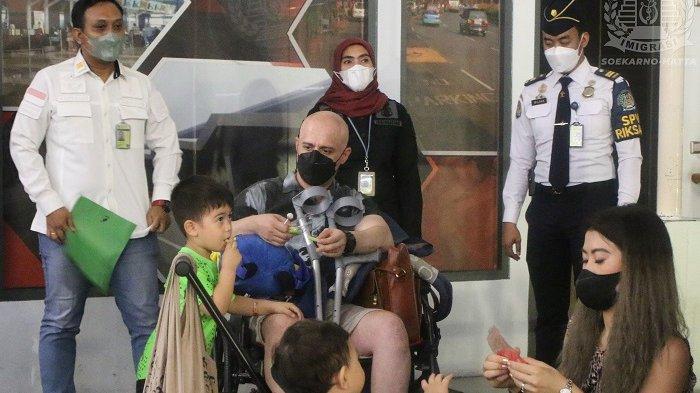 Imigrasi Bandara Soetta Deportasi dan Cekal Pasangan WNA yang Acungkan Jari Tengah