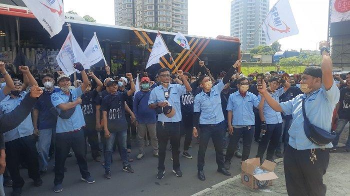 Ratusan Buruh PT Brinks Demo di Depan Metropolitan Tower Lebak Bulus, tak Terima Dipecat Sepihak