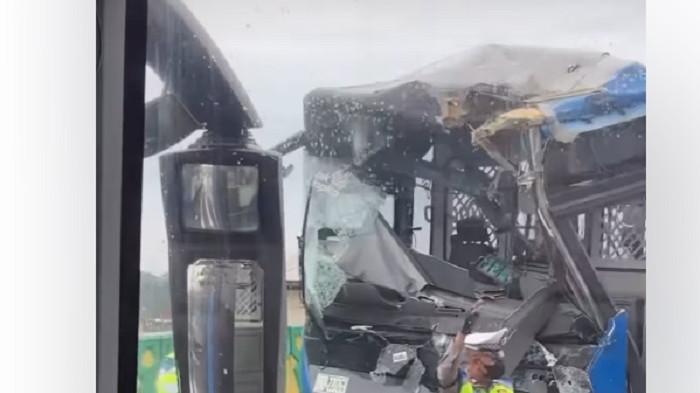 KECELAKAAN BUS TRANSJAKARTA -- Dua unit bus TransJakarta terlibat kecelakaan di jalur layang Koridor 13, tepatnya di sekitar Halte Cipulir, Jakarta Selatan, pada Senin (23/2/2026) sekitar pukul 07.00 WIB. Peristiwa tersebut terjadi saat jam sibuk pagi, ketika arus penumpang menuju pusat aktivitas di ibu kota tengah meningkat.
