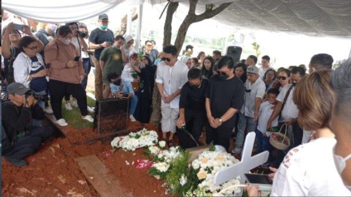 Jenazah Carlo Saba Dimakamkan Diiringi Lantunan Lagu Rohani, Mario Ginanjar Sedih hingga Menangis