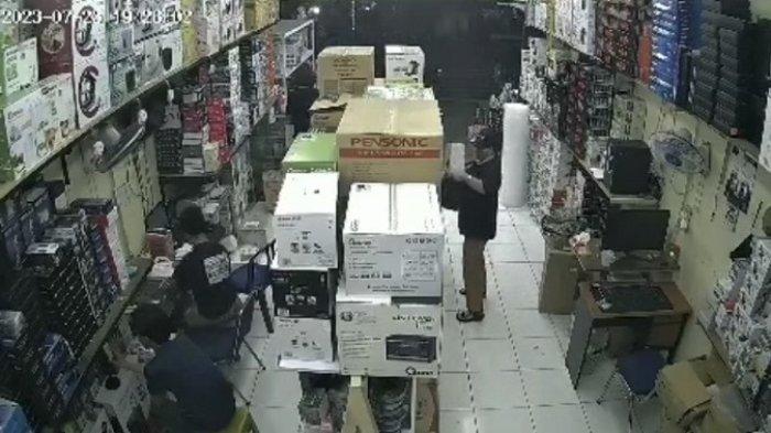 Ibu Paruh Baya Kelabui Karyawan Toko Elektronik, Curi Setrikaan setelah Pura-pura Borong Belanjaan