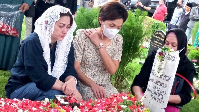 Cut Keke Menangis Saat Berdoa di Pusara Makam Teuku Angkasa dan Sebut Ayahnya Sudah Tidak Sakit Lagi