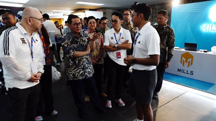 JAKARTA RUNNING FESTIVAL - Gubernur DKI Jakarta, Pramono Anung dengan didampingi sang istri Endang Nugrahani alias Hani Pramono saat meninjau kesiapan Race Expo Jakarta Running Festival 2025 di Kawasan Gelora Bung Karno, Tanah Abnag, Jakarta Pusat, Kamis (23/10/2025). Pramono menjelaskan bahwa JRF 2025 didukung penuh oleh Pemerintah Provinsi (Pemprov) DKI Jakarta yang akan diikuti 27.000 peserta dari 50 negara. Ia menyebut Pemprov DKI mendukung lintasan bagi pelari di JRF 2025. Warta Kota/Yulianto