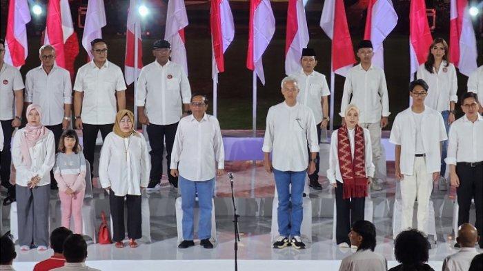 Kompak Kenakan Kemeja Putih, Ganjar-Mahfud MD Hadiri Deklarasi Pemuda di Gedung Arsip Nasional