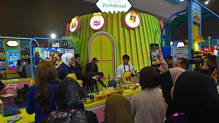 DEMO MASAK - Keseruan demo masak Mie Telur Cap 3 Ayam bersama Chef Vanty (Master Chef Season 6) di Rumah Indofood pada ajang SIAL Interfood 2025.