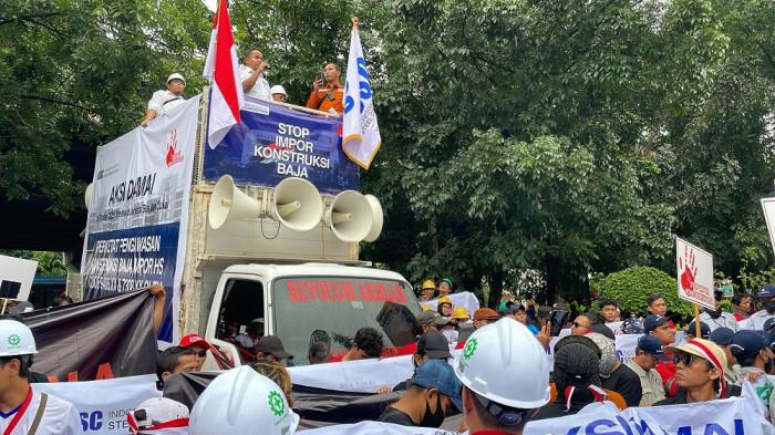 Ratusan Pekerja Kontruksi Baja Unjuk Rasa Tolak Impor di Jakarta Timur