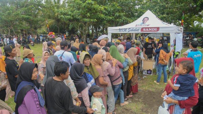 Warga  Desa Buniasih Tegal Buleud Sukabumi Padati Bazar Minyak Goreng Murah