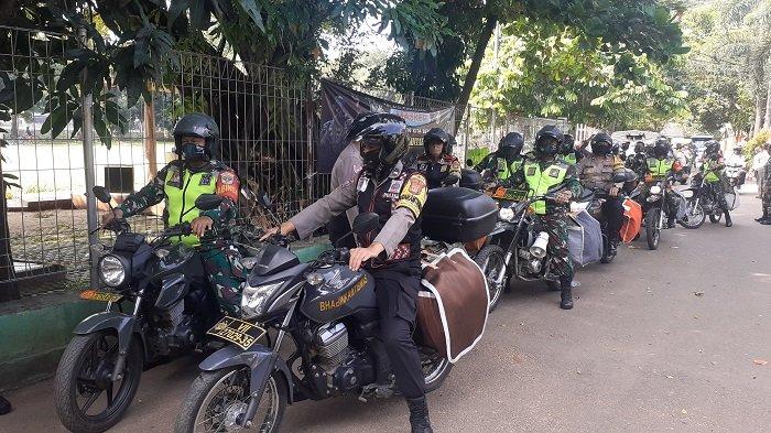 VIDEO: Serbuan Teritorial, TNI Bagikan Ribuan Paket Sembako ke Warga Bantargebang Bekasi