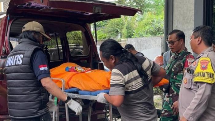 PROSES EVAKUASI - Evakuasi jenazah perempuan berinisial DDL di sebuah kamar kostel Jalan Telaga Bodas Raya Nomor 11 Karangrejo, Kecamatan Gajahmungkur, Kota Semarang, Senin (17/11/2025). Korban merupakan dosen muda Untag Semarang, yang ditemukan tewas pertama kali oleh seorang polisi berpangkat AKBP.