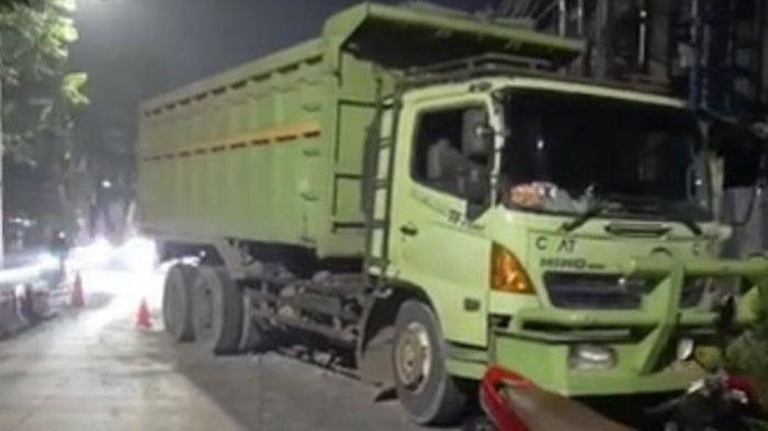 Sopir Dump Truk Mengantuk Tabrak Seperator Busway di Dekat Gandaria City