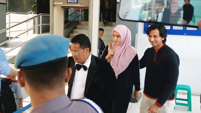 Fairuz A Rafiq sambangi Polda Metro Jaya didampingi suaminya, Sonny Septian, dan pengacaranya, Hotman Paris, di Mapolda Metro Jaya, Kebayoran Baru, Jakarta Selatan, Senin (1/7/2019). 

