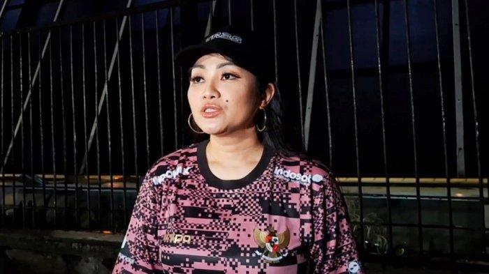 Dukungan Fitri Carlina untuk Timnas Indonesia, Nonton di Stadion hingga Nyanyikan Chant Bareng JFlow