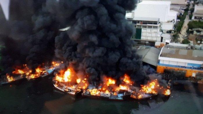 Kapal Nelayan Terbakar di Muara Baru, Dari Udara Sekilas Mirip Pengeboman Pearl Harbor