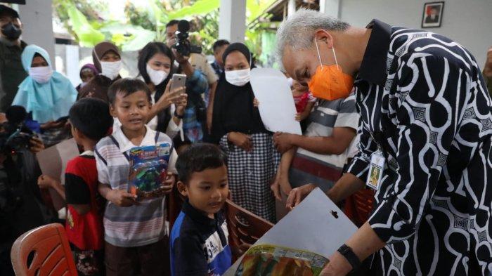 Gubernur Jawa Tengah Ganjar Pranowo Kunjungi dan Ajak Dialog Anak-Anak Pengungsi di Cilacap