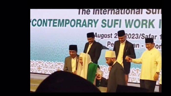 Kala Ganjar Pranowo Gandeng Tangan Prabowo Untuk Membantunya Menuruni Anak Tangga Panggung