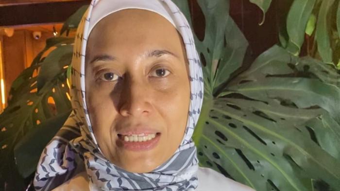 TOLAK NORMALISASI ISRAEL - Aktivis kemanusiaan yang tergabung dalam Aliansi Pemuda Indonesia untuk Palestina (API Palestina), Gita Hastarika saat jumpa pers, di kawasan Cikini, Kecamatan Menteng, Jakarta Pusat, Jumat (10/10/2025) malam. Gita akan mengirim 1.000 surat pos kepada Presiden Prabowo agar tetap konsisten menolak normalisasi dengan Israel.