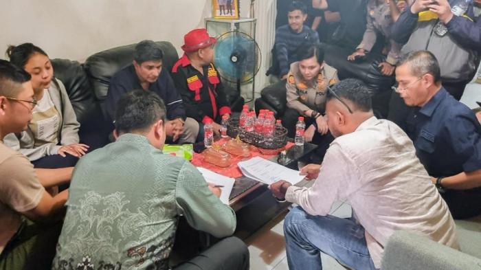 EKSEKUSI RUMAH - Suasana tegang sempat menyelimuti proses eksekusi rumah lelang di Jalan Sangrilla II Ujung, Petukangan Selatan, Pesanggrahan, Jakarta Selatan, Kamis (23/10/2025). Ratusan orang massa ormas memenuhi lokasi dan menutup akses jalan menuju rumah yang menjadi objek perkara, tetapi ketegangan itu akhirnya mereda.