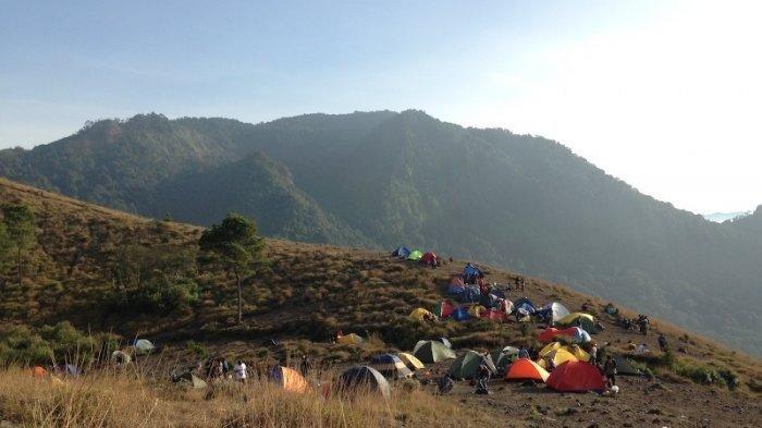 Sejumlah tenda berdiri di areal camping ground di Gunung Guntur Garut (dok.pribadi arifsetiawan.com)