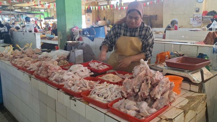 Harga Daging Ayam Naik, Pedagang Pasar Ciracas Kesulitan Jualan