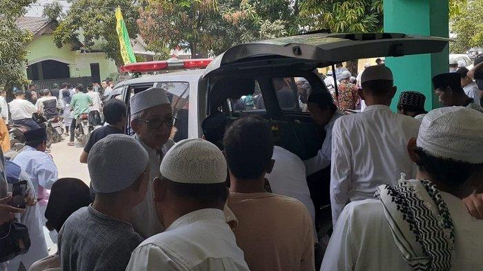 VIDEO: Korban Kecelakaan Ambulans VS Truk di Tol Pejagan Dimakamkan di Tangerang