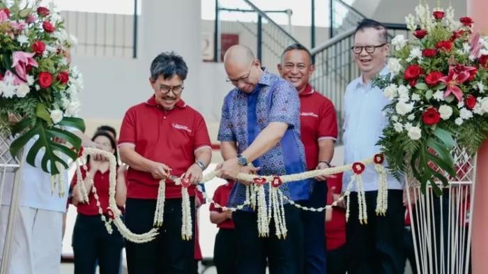KAMPUS BARU - Ketua Yayasan Triputra Persada Horizon Education Ade Hendriawan saat meresmikan kampus bertaraf internasional itu.