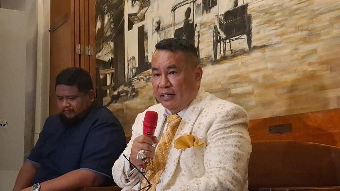 SEDIKIT KESAL - Kuasa hukum Nadiem Makarim, Hotman Paris, dalam konferensi pers di Menteng, Jakarta Pusat, Senin (8/9/2025). 