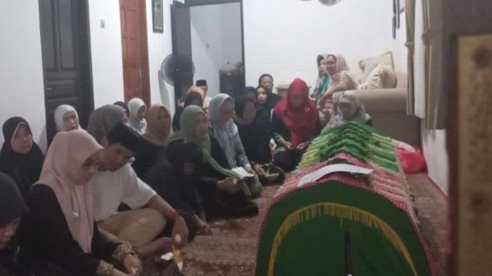 Ibnu Jamil Menangis Saat Duduk Mendampingi Jenazah Ayahnya, Ririn Ekawati akan Rindukan Ayah Mertua