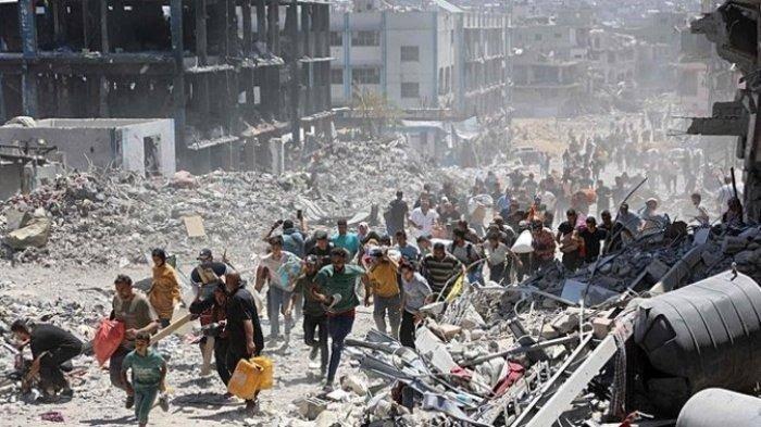 KORBAN PERANG - Rakyat Palestina kocar-kacir saat ditembaki tentara Israel di Jalur Gaza.