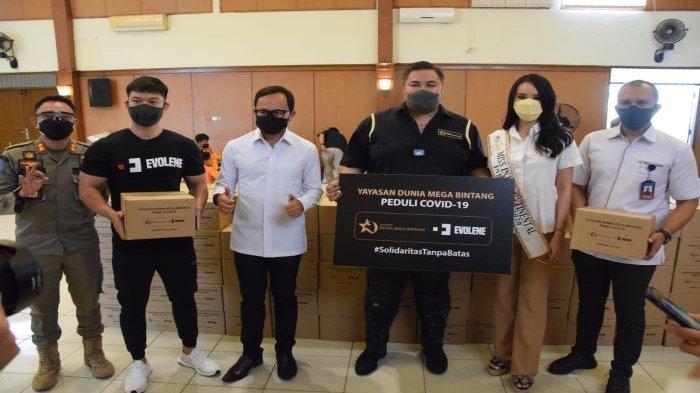 Empati Terhadap Warga Kota Bogor Ivan Gunawan Serahkan Bantuan Sembako dan Obat-obatan