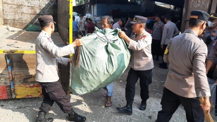 Kerja Bakti Bersama Warga, Puluhan Anggota Polsek Pulogadung Angkut Berkarung-karung Sampah