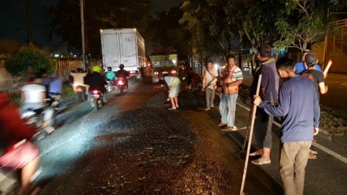 Setelah Ditaruh Tangki Air, Jalur Mudik di Bekasi Diperbaiki Petugas