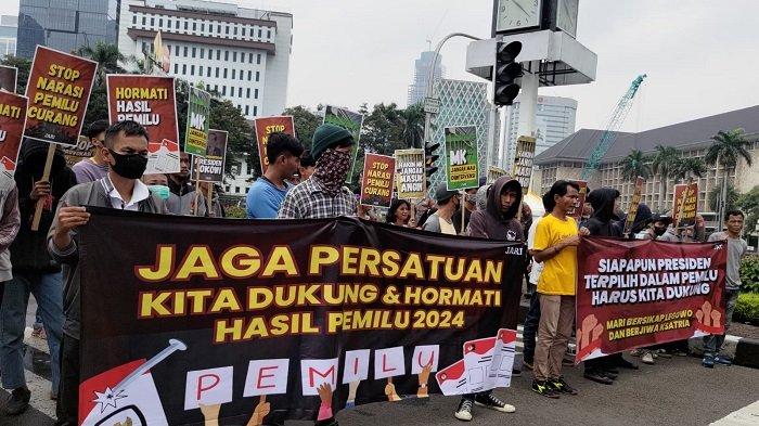 JARI 98 Demo Depan Patung Kuda, Beri Semangat Hakim MK yang Jalani Sidang Sengketa Pemilu 2024