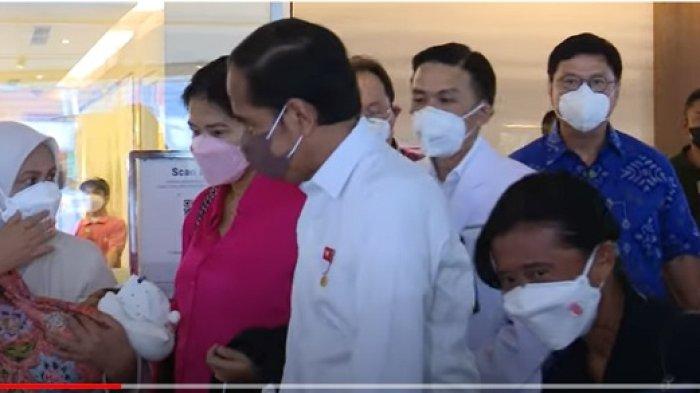 Momen Ibu Iriana Jokowi Jemput Cucu Baru, Digendong Dengan Jarik Batik