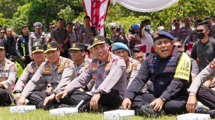 Tuai Pujian, Momen Kapolri Duduk di Atas Rumput Makan Nasi Kotak bareng Anak Buah di Lokasi KTT G20