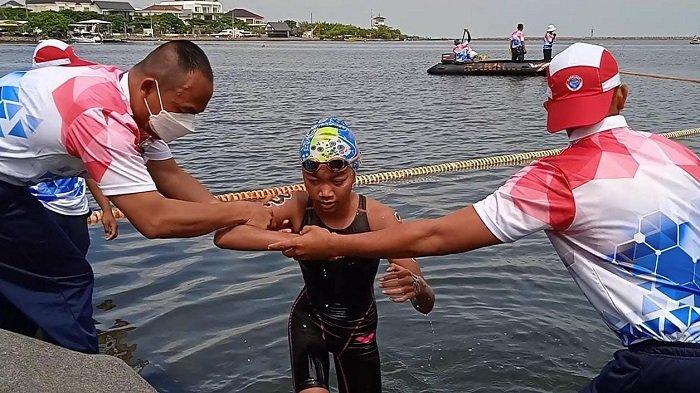 Kayla Remaja Berusia12 Tahun Baru Pertama Kali Ikut Lomba Langsung Raih Juara Renang di Laut