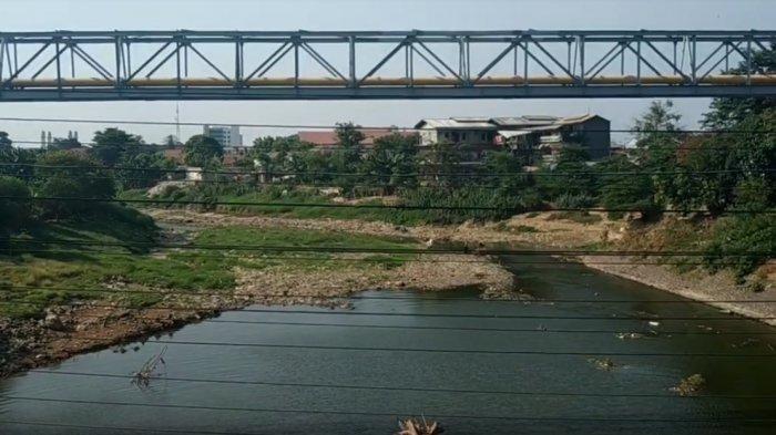 VIDEO: Kali Bekasi Tercemar dan Airnya Menghitam