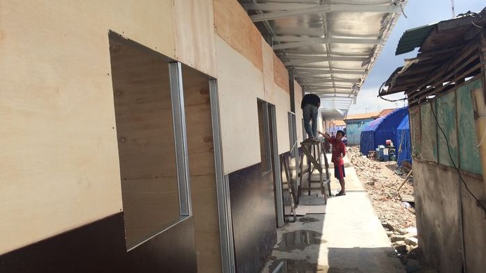 Pembangunan shelter di Kampung Akuarium. 