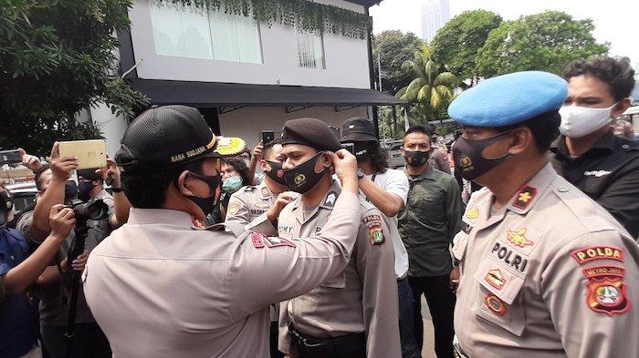 Enam Anggotanya Kenakan Masker Tak Seragam, Kapolda Langsung Ganti dengan Masker Berlogo TNI-Polri