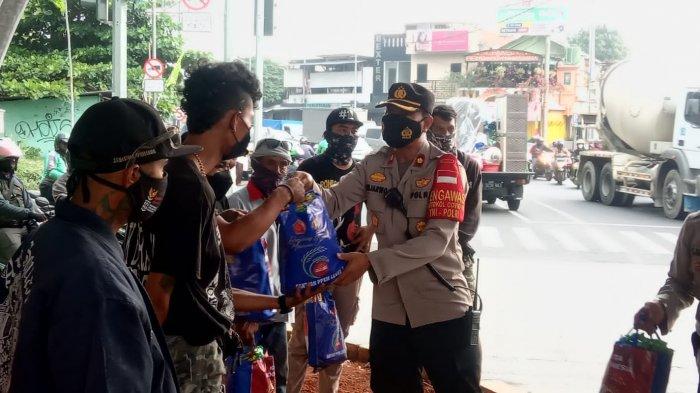 Berbagi di Tengah Pandemi, Polsek Pamulang Bagikan 100 Paket Sembako ke Pengamen hingga PKL