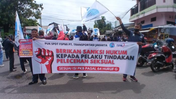 DUGAAN PELECEHAN - Kantor Transjakarta di kawasan Cawang, Kramat Jati di demo sejumlah karyawan usai adanya dugaan pelecehan yang dilakukan oleh dua oknum atasan berbeda, Rabu (12/11/2025). (WARTA KOTA/MIFTAHUL MUNIR)