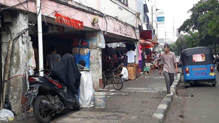 Omzet Tak Capai Target, Pedagang Pernak-pernik Imlek Banting Harga