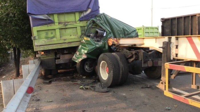 Truk Kontrainer Ringsek Setelah Tabrak Dump Truk di Tol Cakung, Sopir Alami Luka Parah