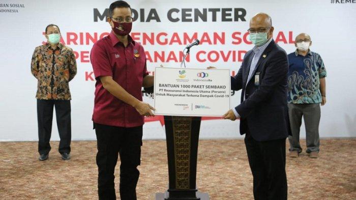 Bantu Warga Terdampak Covid-19, Reasuransi Indonesia Serahkan 1.000 Paket Sembako ke Kemensos