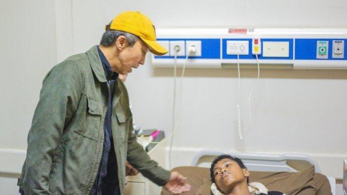 KERACUNAN MBG - Wali Kota Bogor, Dedie A. Rachim saat menjenguk siswa yang dirawat di Rumah Sakit Umum Daerah (RSUD) Kota Bogor, Sabtu (10/5/2025) malam. Saat ini korbannya mencapai 223 orang.