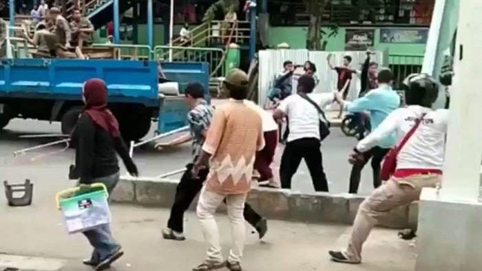 Penertiban PKL di Tanah Abang Ricuh, Petugas Satpol PP Dilempari Batu dan Kayu