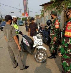 Petugas Gabungan Tegur Pengendara yang Langgar Prokes saat Operasi Ketupat Jaya 2021 di Bojonggede