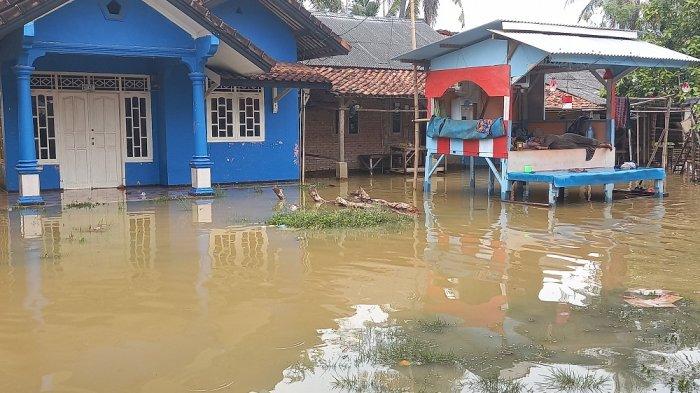 Sungai Cibeet Meluap hingga Merendam Desa Pangasinan, Warga Terpaksa Tidur di Pos Ronda